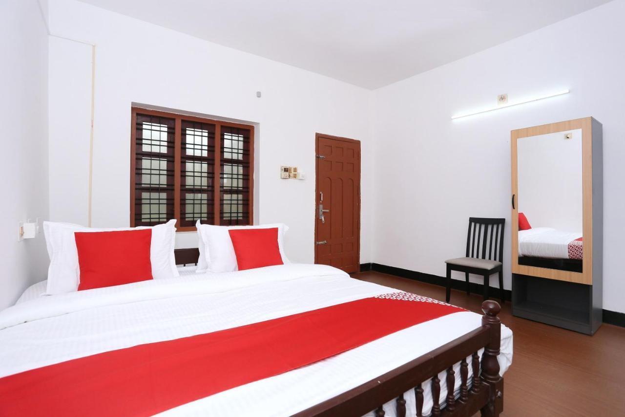 Oyo Flagship Kaveri Tourist Home Guruvāyūr Esterno foto