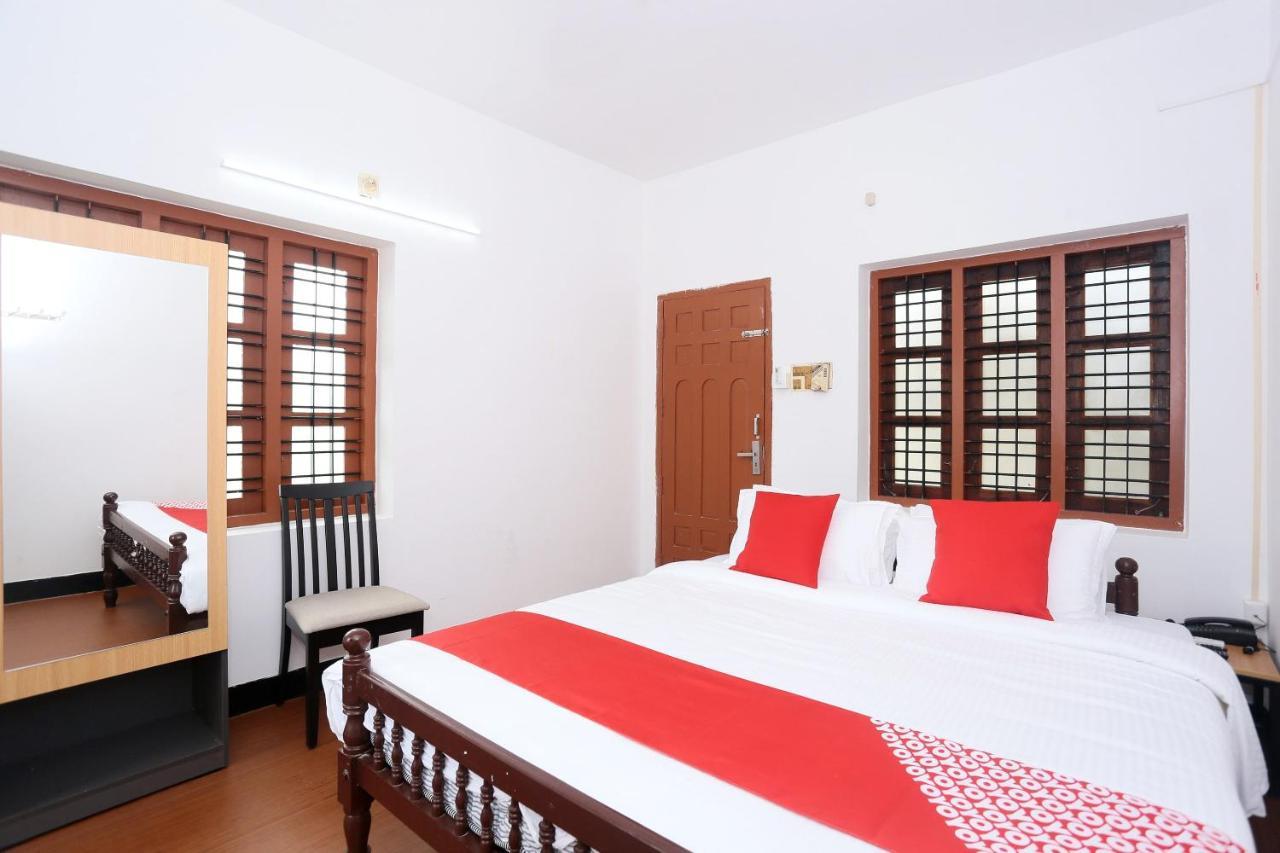 Oyo Flagship Kaveri Tourist Home Guruvāyūr Esterno foto
