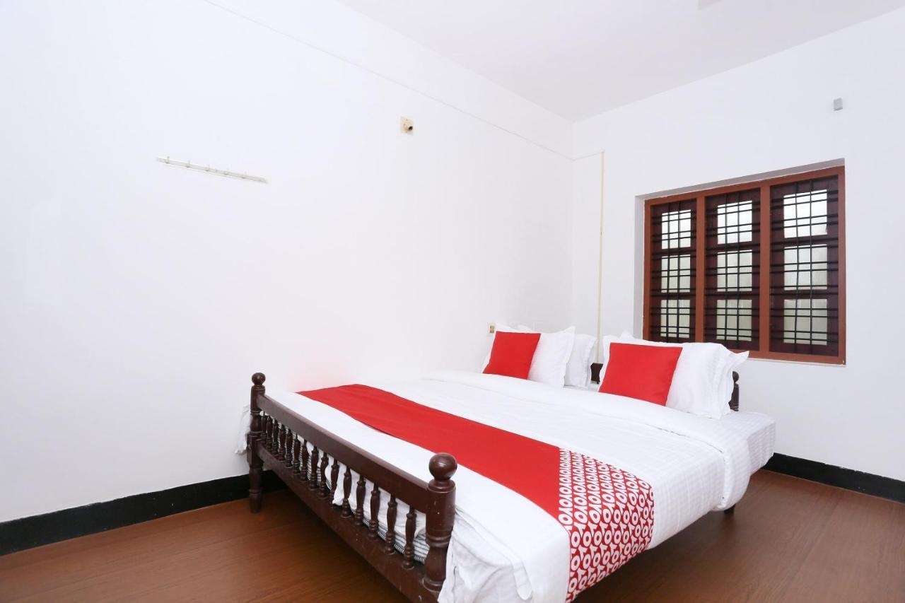 Oyo Flagship Kaveri Tourist Home Guruvāyūr Esterno foto