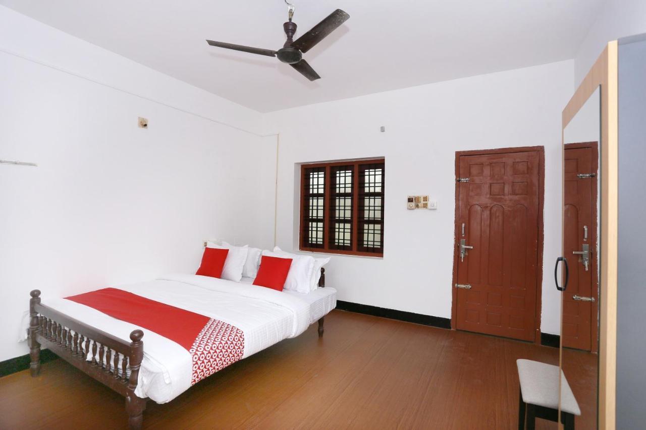 Oyo Flagship Kaveri Tourist Home Guruvāyūr Esterno foto
