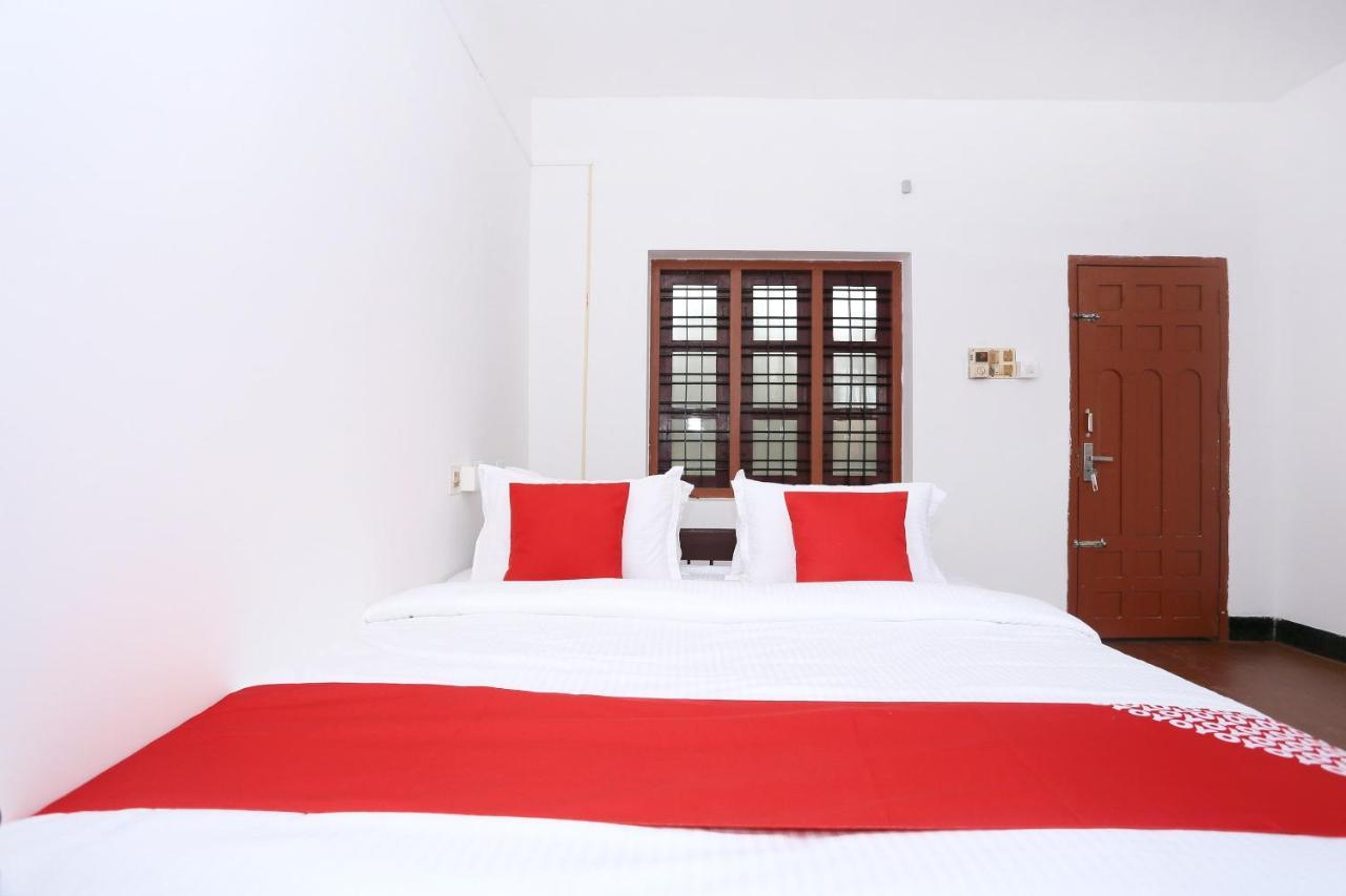 Oyo Flagship Kaveri Tourist Home Guruvāyūr Esterno foto