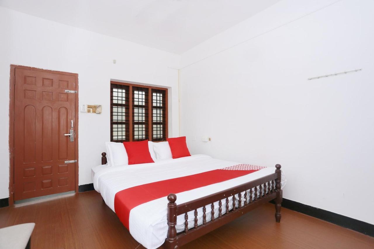 Oyo Flagship Kaveri Tourist Home Guruvāyūr Esterno foto