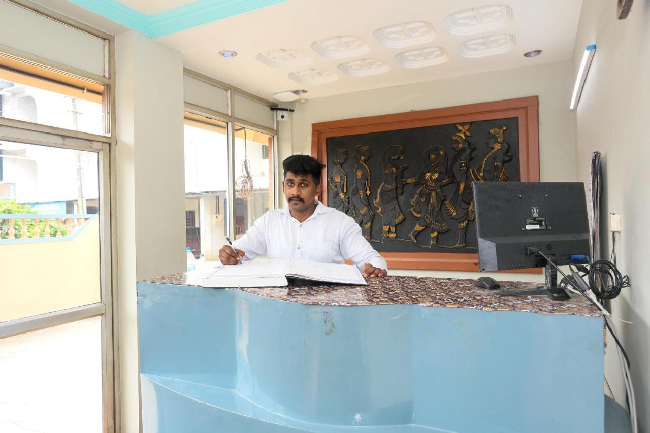 Oyo Flagship Kaveri Tourist Home Guruvāyūr Esterno foto