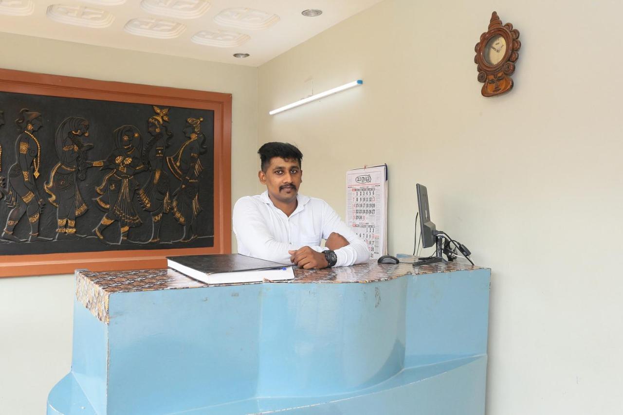 Oyo Flagship Kaveri Tourist Home Guruvāyūr Esterno foto